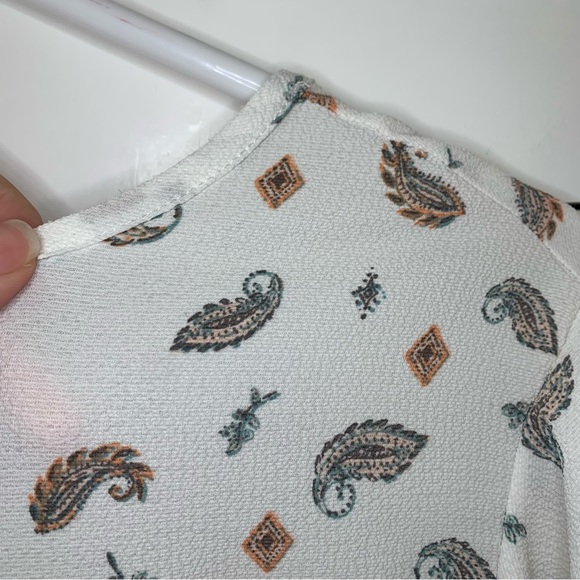 White/Blue Paisley Ruffle Top Size Small - Picture 3 of 5